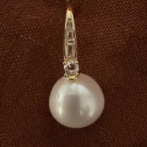 2 sets of pearl earrings